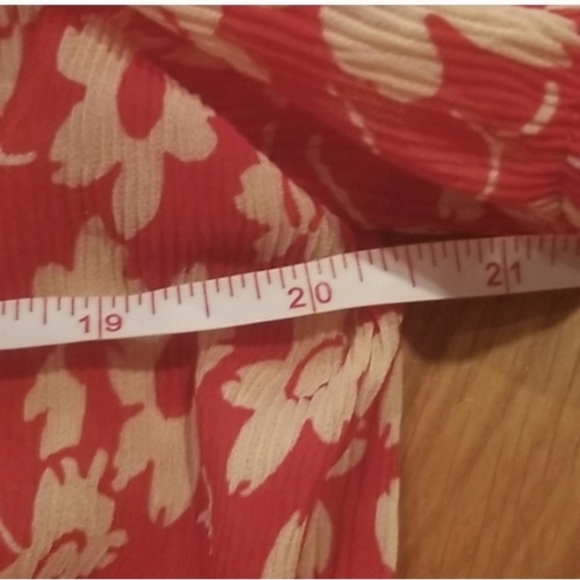 Madewell Crinkled Button-Back Tie Tee in Full Bloom Red Small - Picture 6 of 9